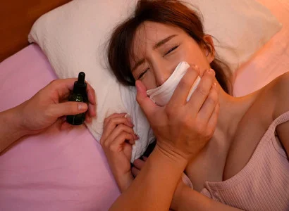 Gã trai cho cô em họ xinh đẹp uống thuốc mê rồi quan hệ